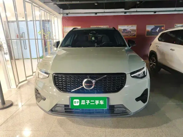 Volvo XC40 — Фото автомобиля 2