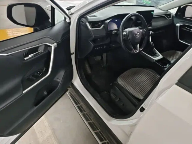 Toyota RAV4 — Фото автомобиля 15