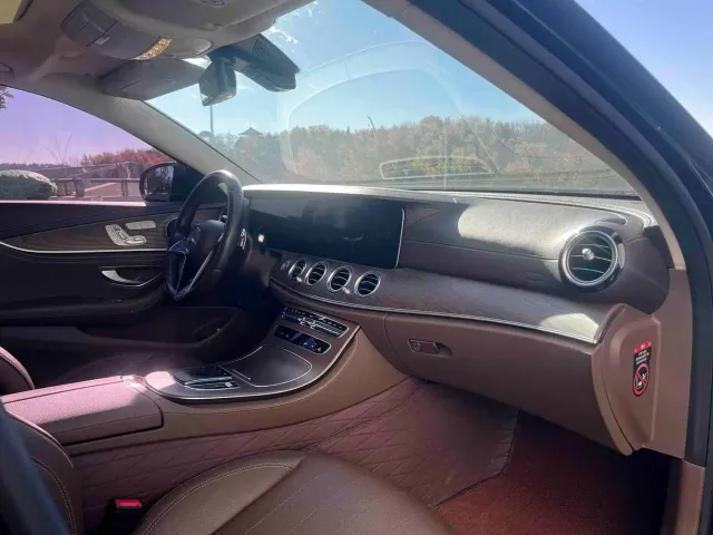 Mercedes-Benz E-Class — Фото автомобиля 16