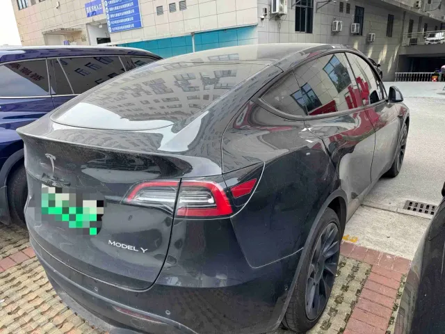 Tesla Model Y — Фото автомобиля 3