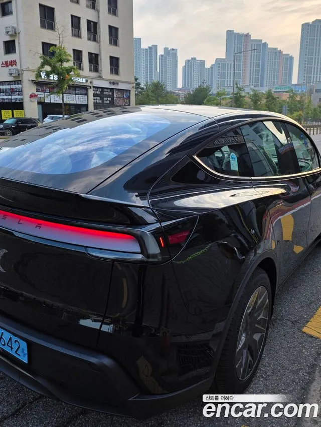Tesla Model Y — Фото автомобиля 2
