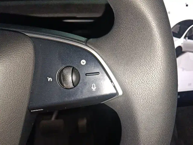 Tesla Model Y — Фото автомобиля 11