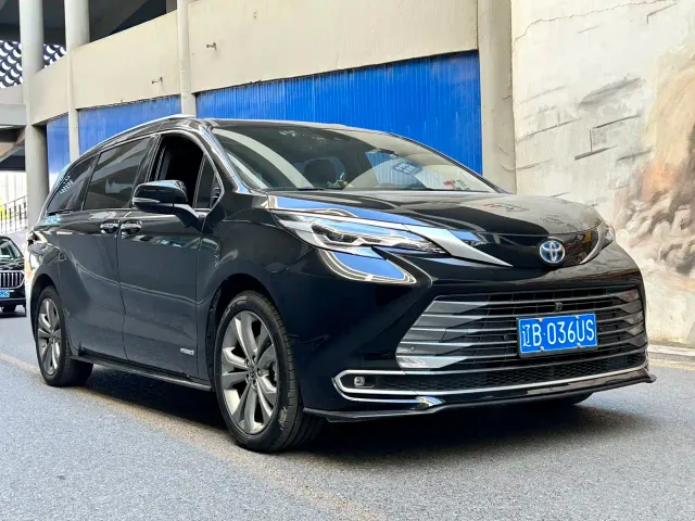 Toyota Sienna — Фото автомобиля 3