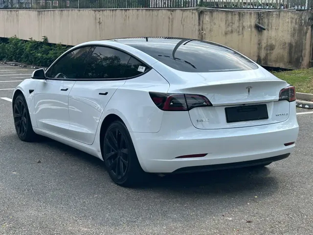 Tesla Model 3 — Фото автомобиля 3