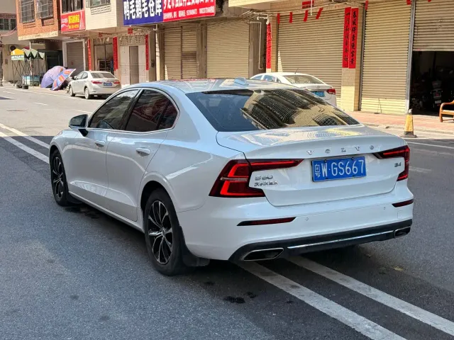 Volvo S60 — Фото автомобиля 9