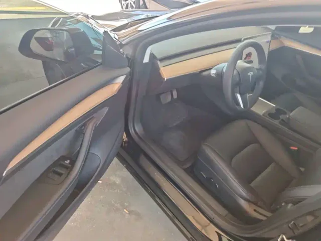 Tesla Model 3 — Фото автомобиля 15