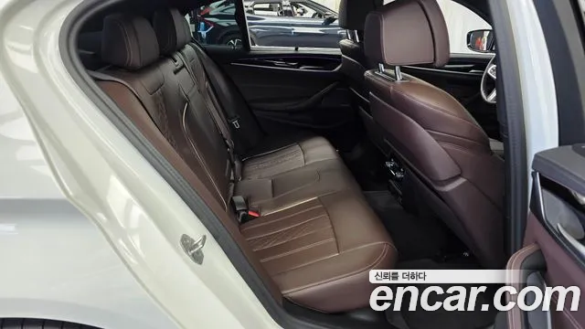 BMW 5 Series G30 — Фото автомобиля 12