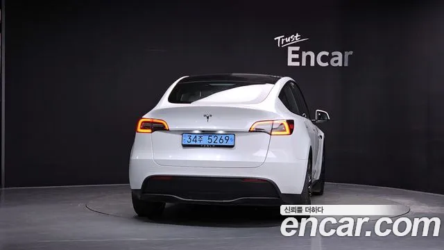Tesla Model Y — Фото автомобиля 3