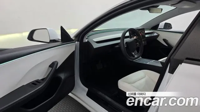 Tesla Model 3 — Фото автомобиля 10