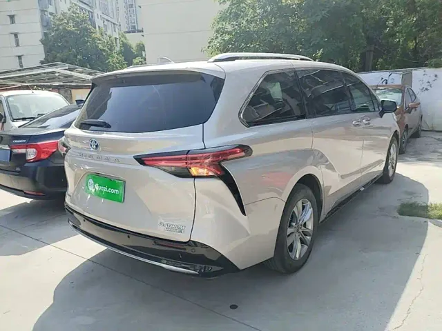 Toyota Sienna — Фото автомобиля 4