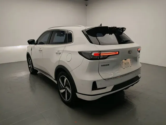 Changan Qiyuan Q05 — Фото автомобиля 5