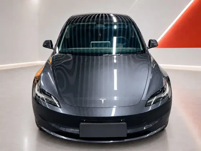 Tesla Model 3 — Фото автомобиля 2