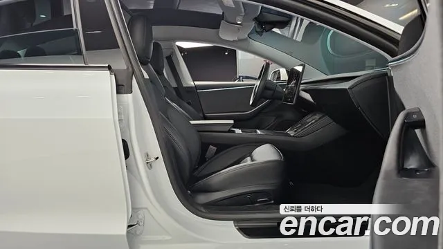 Tesla Model 3 — Фото автомобиля 16