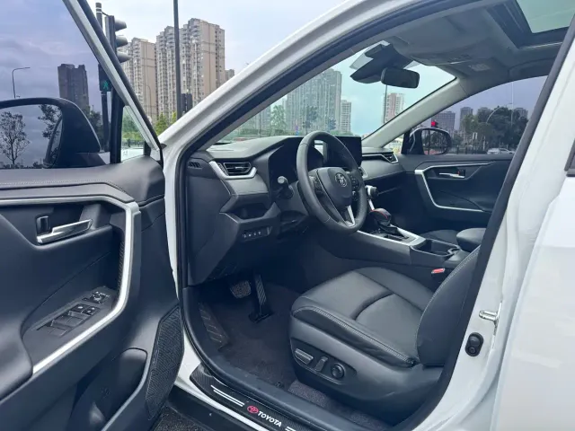 Toyota RAV4 — Фото автомобиля 5