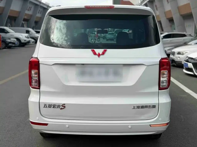 Wuling Hongguang — Фото автомобиля 10