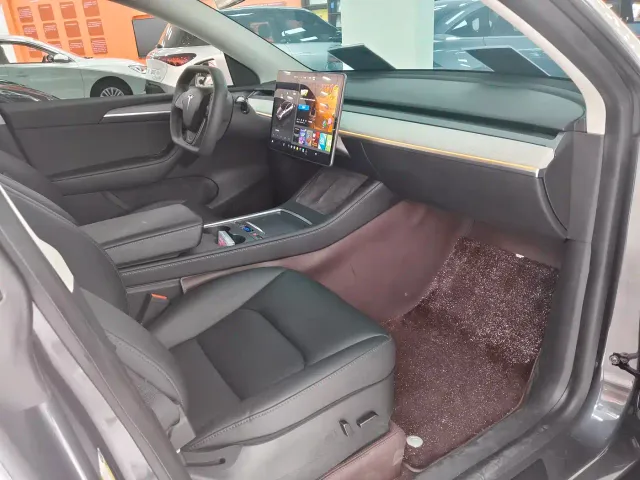 Tesla Model Y — Фото автомобиля 11