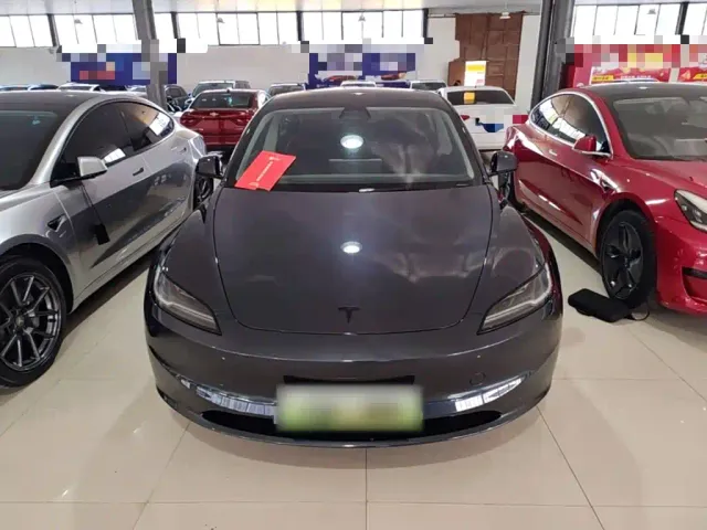 Tesla Model 3 — Фото автомобиля 2