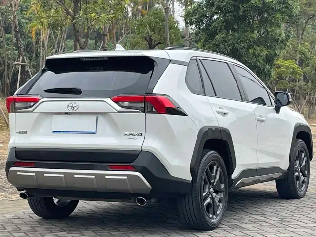 Toyota RAV4 — Фото автомобиля 8