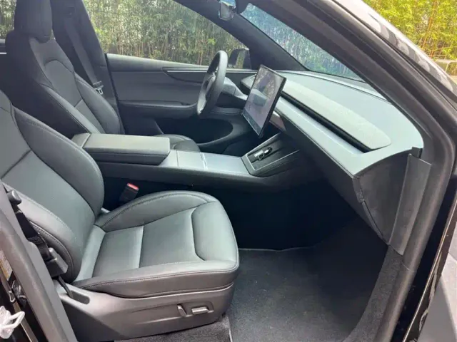 Tesla Model Y — Фото автомобиля 12