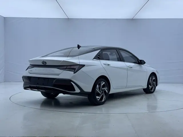 Hyundai Elantra — Фото автомобиля 4