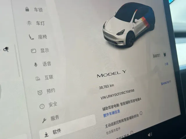 Tesla Model Y — Фото автомобиля 14