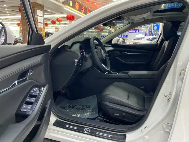 Mazda Axela — Фото автомобиля 7