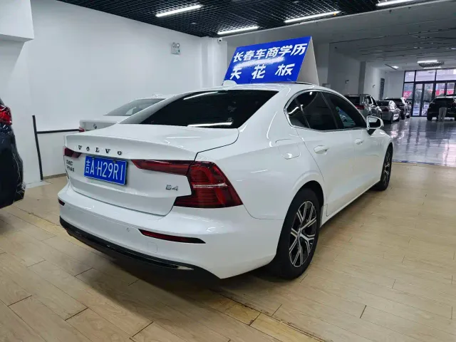 Volvo S60 — Фото автомобиля 5