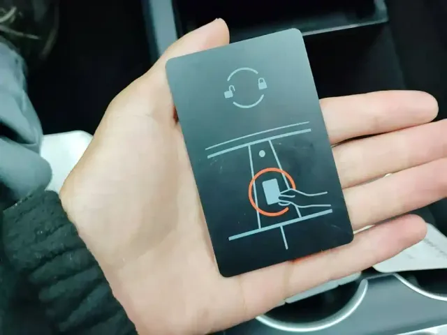 Tesla Model 3 — Фото автомобиля 8