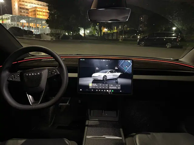 Tesla Model 3 — Фото автомобиля 5