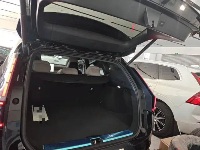 Volvo XC70 Plug-in Hybrid — Фото автомобиля 18