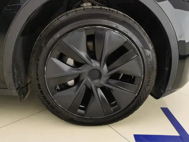 Tesla Model Y — Фото автомобиля 6