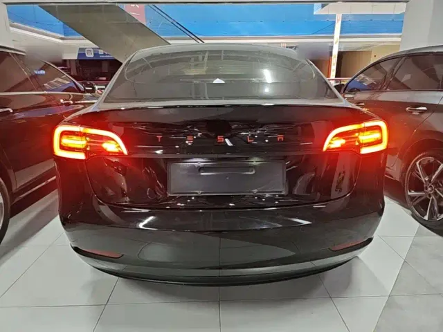 Tesla Model 3 — Фото автомобиля 5