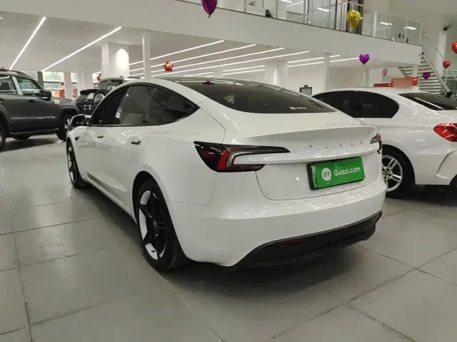 Tesla Model 3 — Фото автомобиля 4