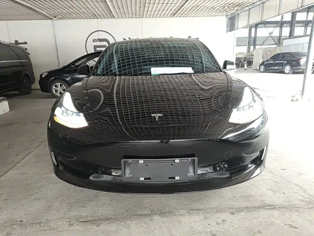 Tesla Model 3 — Фото автомобиля 2