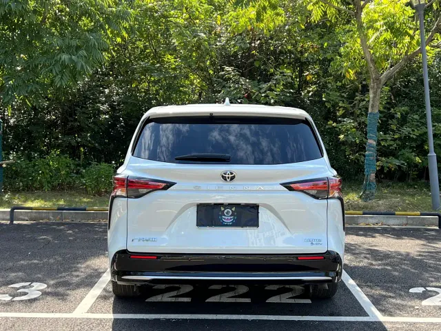 Toyota Sienna — Фото автомобиля 15