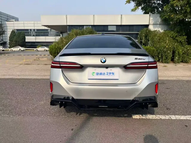 BMW 5 Series — Фото автомобиля 3