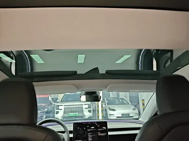 Tesla Model 3 — Фото автомобиля 17