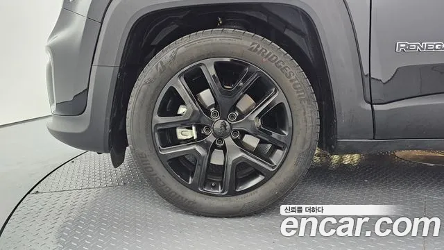 Jeep Renegade — Фото автомобиля 4