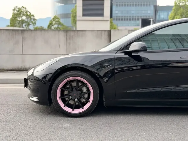 Tesla Model 3 — Фото автомобиля 4