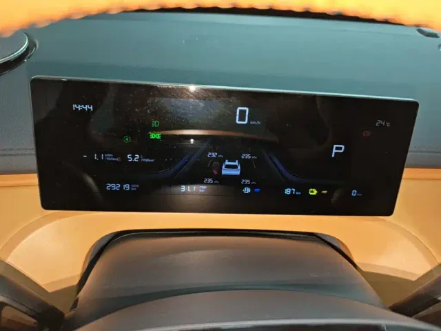 Geely Galaxy Starship 7 EM-i — Фото автомобиля 11