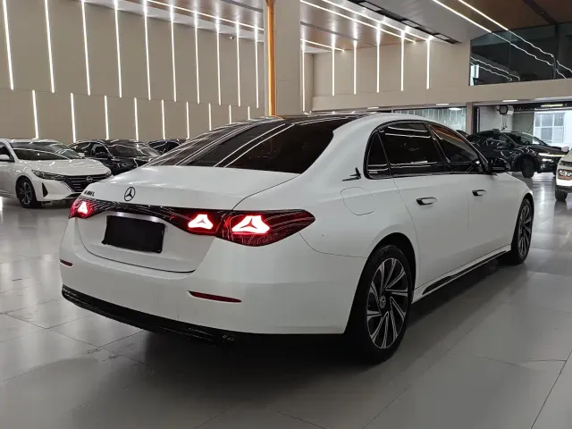 Mercedes-Benz E-Class — Фото автомобиля 3