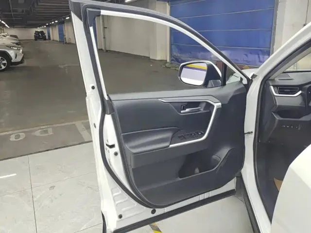 Toyota RAV4 — Фото автомобиля 7