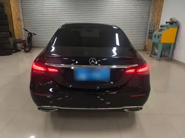 Mercedes-Benz E-Class — Фото автомобиля 3