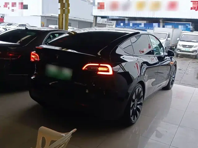 Tesla Model Y — Фото автомобиля 6