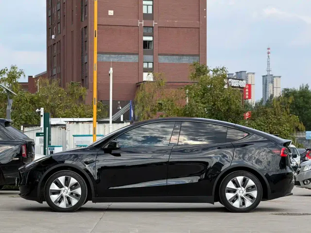 Tesla Model Y — Фото автомобиля 7