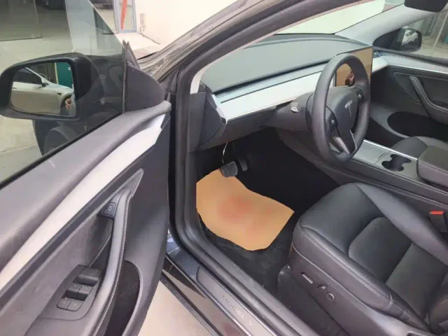Tesla Model Y — Фото автомобиля 15