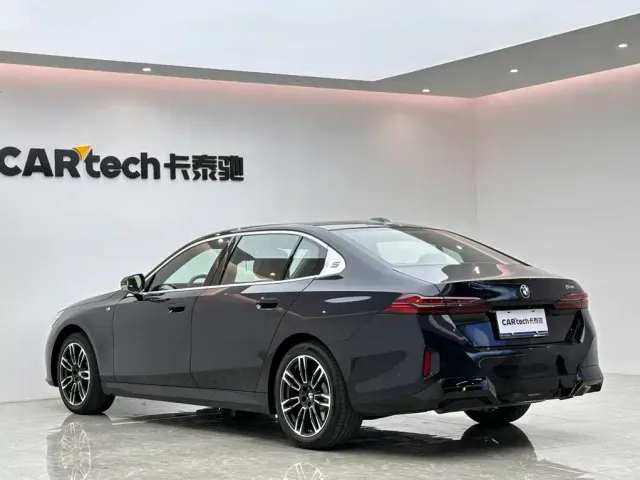 BMW 5 Series — Фото автомобиля 3
