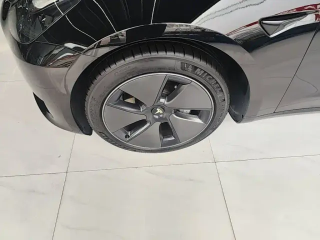 Tesla Model 3 — Фото автомобиля 22