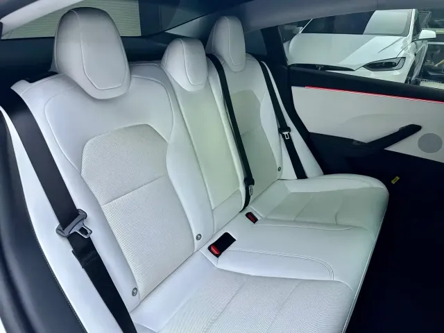 Tesla Model 3 — Фото автомобиля 9