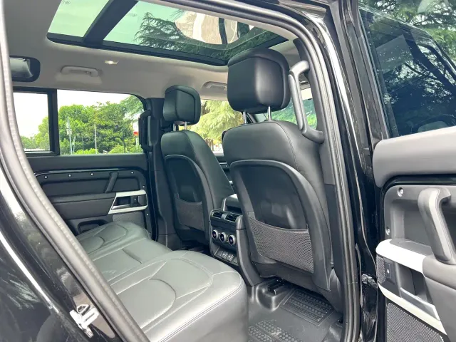 Land Rover Defender — Фото автомобиля 10